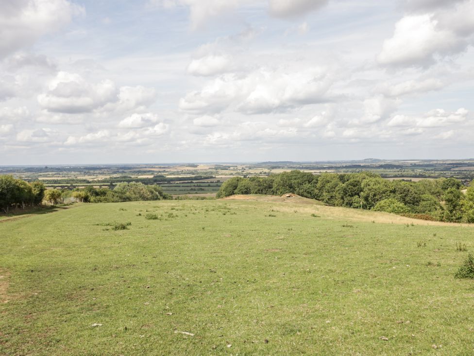 A landscape with grass and trees at Owl Barn in Banbury