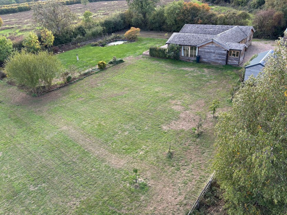 An outdoor area with a house and garden at Owl Barn in Farnborough