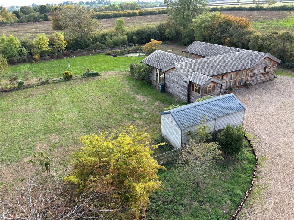 A house and shed in a garden at Owl Barn in Farnborough
