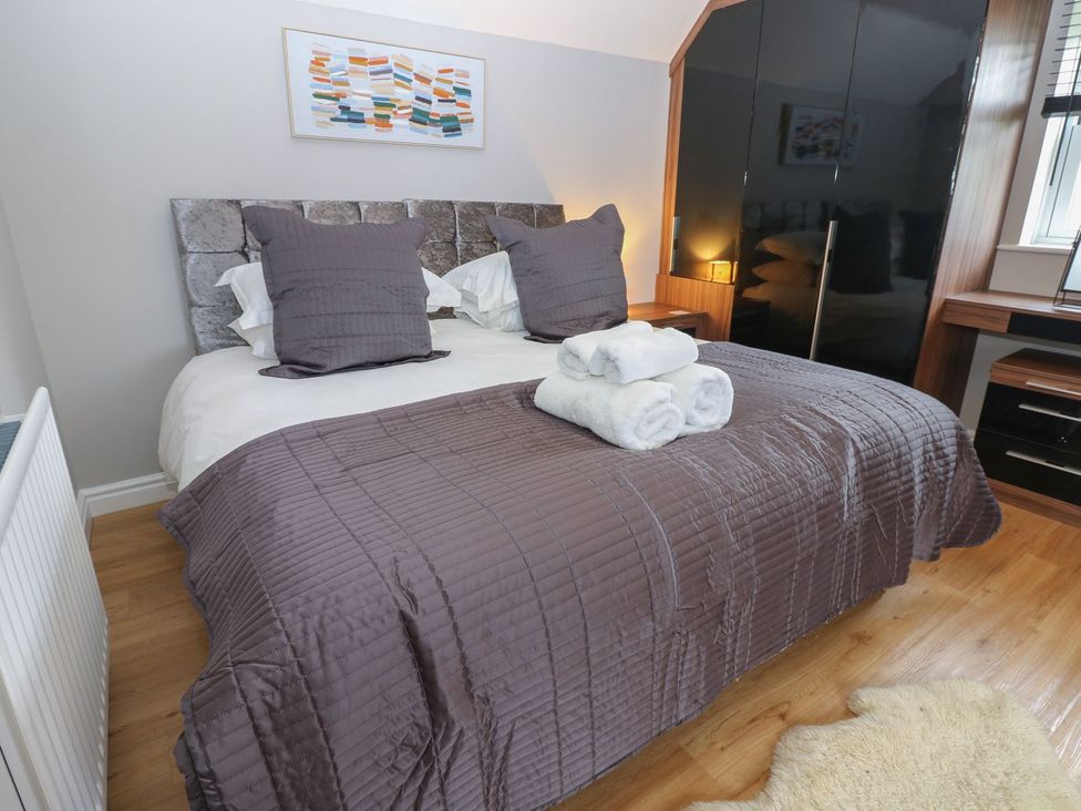 A bedroom with a bed and desk at Hollymoor Hall Farm in Richmond