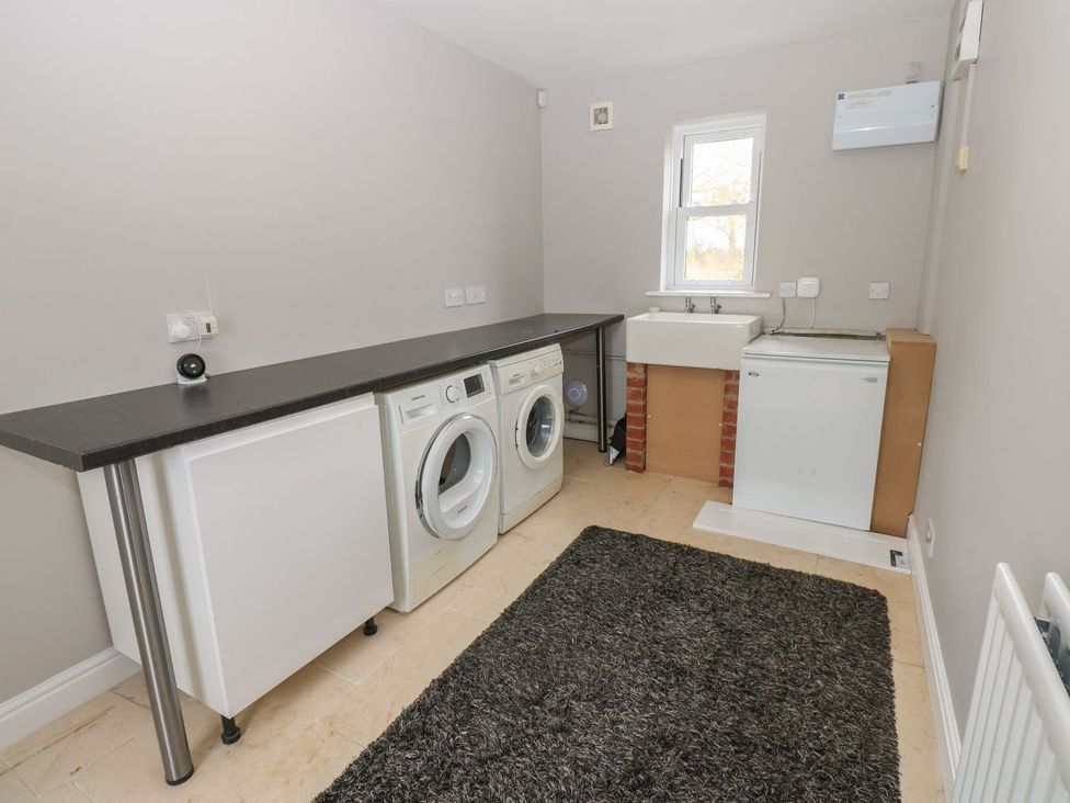 A laundry room with washing machines and a sink at Hollymoor Hall Farm in Richmond