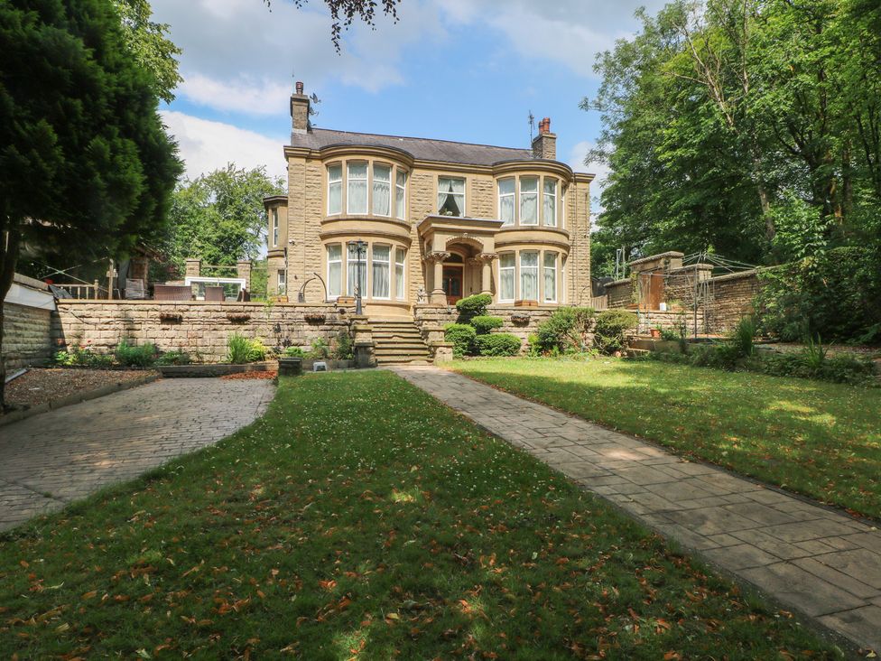 A house with garden and pathway at Stone House in Rossendale