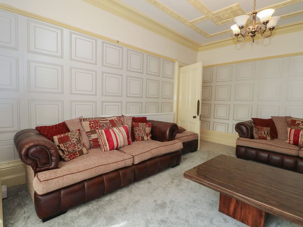 A living room with sofas and a table at Stone House in Rossendale