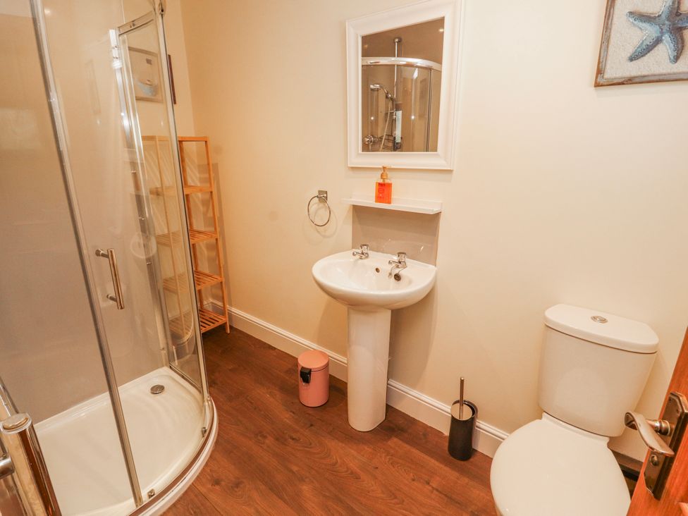 A bathroom with a shower, sink, and toilet at Old Riggs Paddock in Penrith