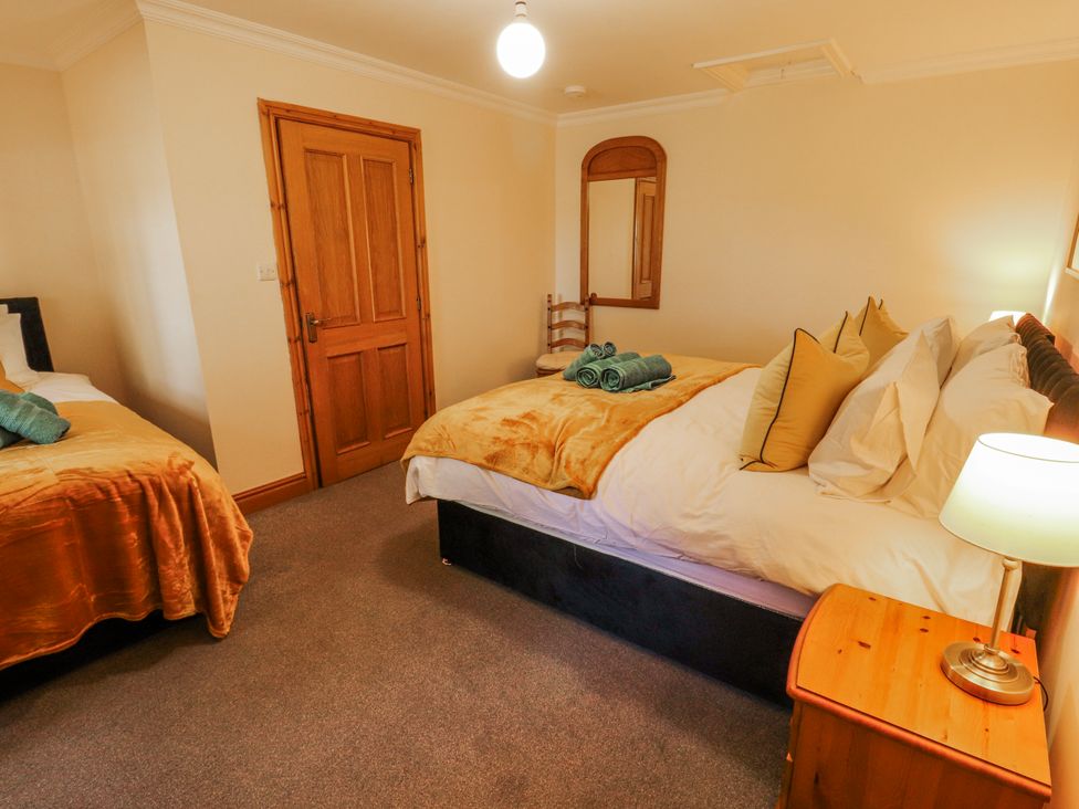 A bedroom with a king bed and a twin bed at Old Riggs Paddock in Penrith