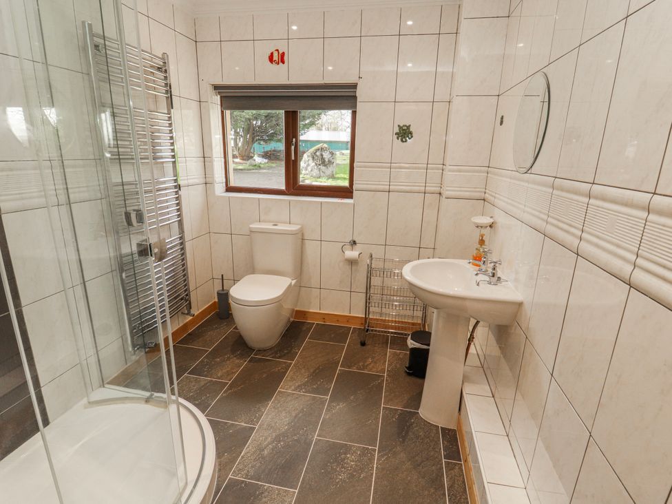 A bathroom with a shower, toilet, and basin at Old Riggs Paddock in Penrith