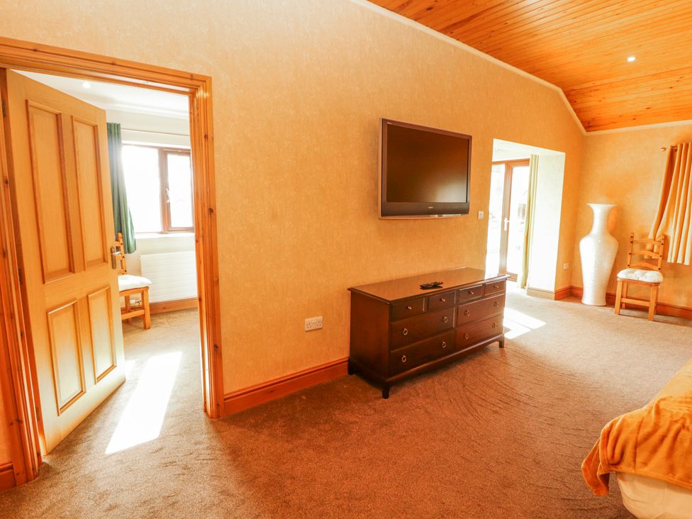 A bedroom with a television and chest of drawers at Old Riggs Paddock in Penrith