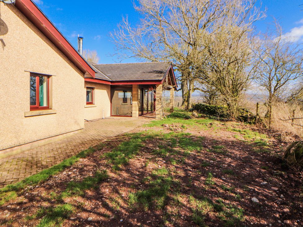 An outdoor area with a house and surrounding trees at Old Riggs Paddock in Penrith
