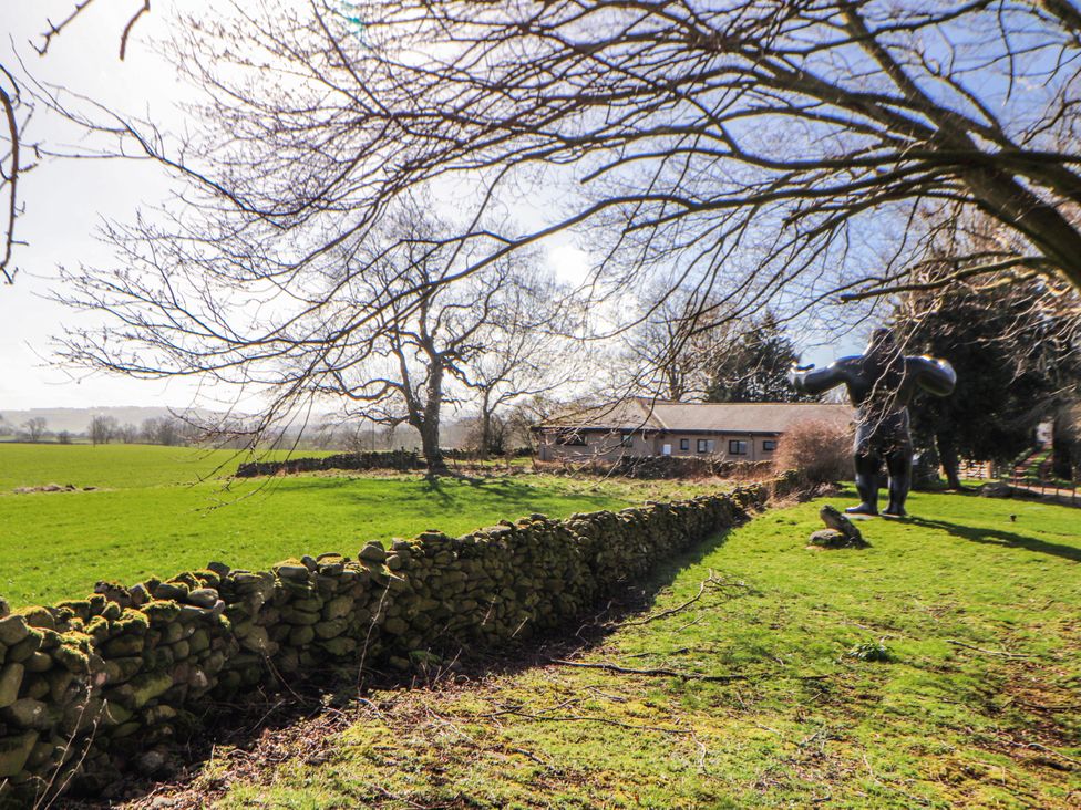 A garden with a house and a statue at Old Riggs Paddock in Penrith