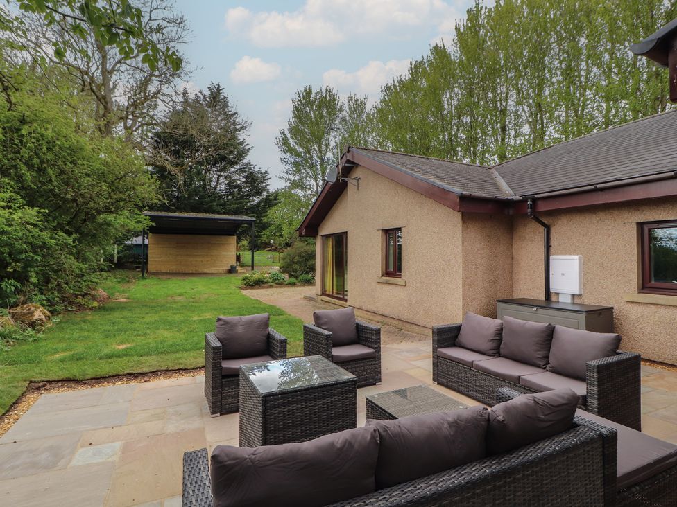 An outdoor sitting area with chairs and a table at Old Riggs Paddock near Penrith