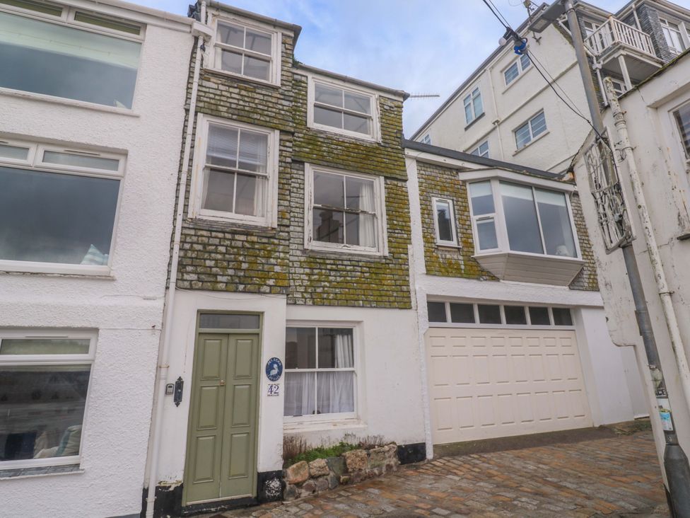A building with windows and a garage door at Pelican Cottage in St Ives