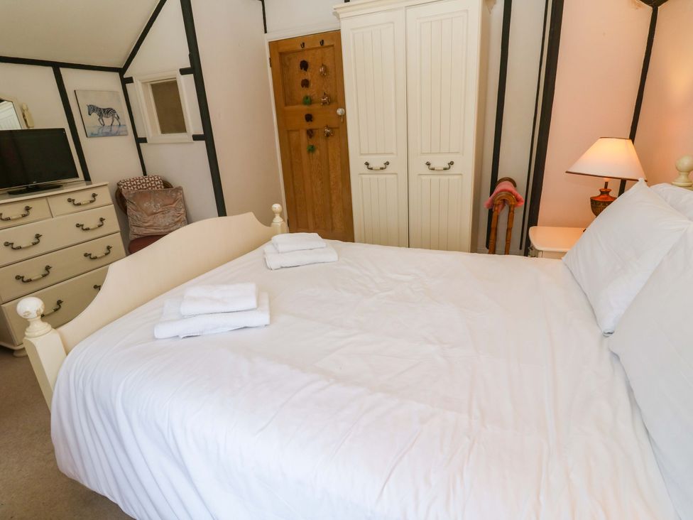 A bedroom with a bed and furniture at Pelican Cottage in St Ives