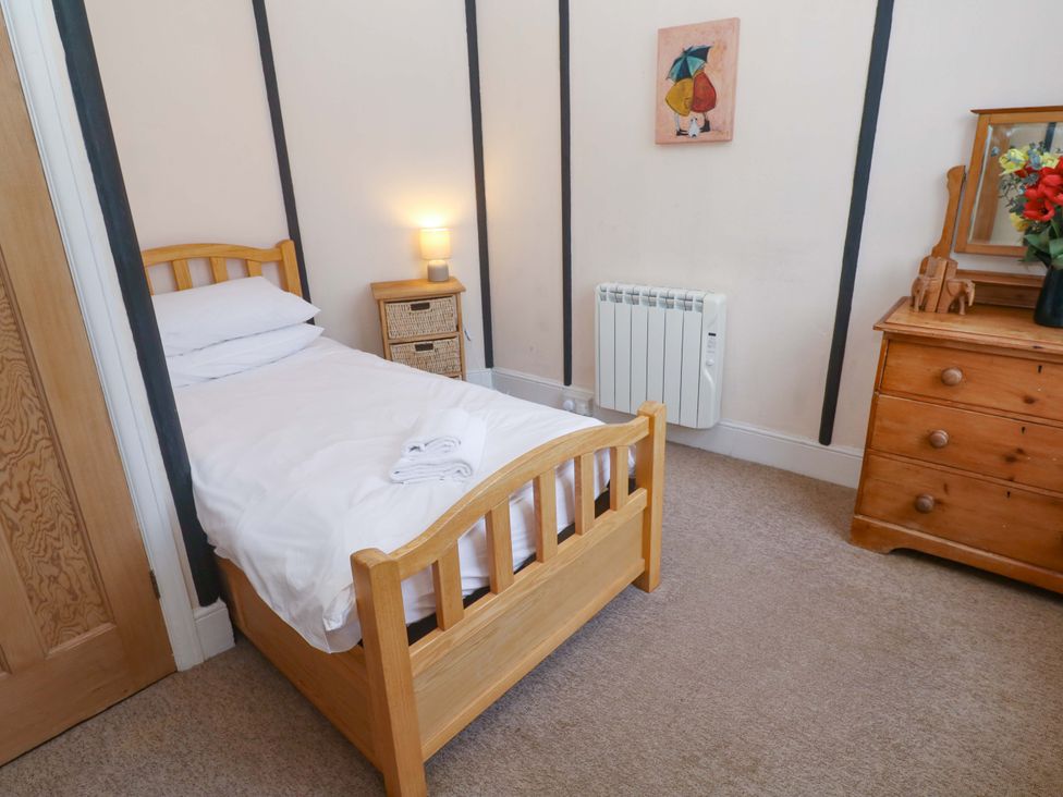 A bedroom with a single bed and a chest of drawers at Pelican Cottage in St Ives