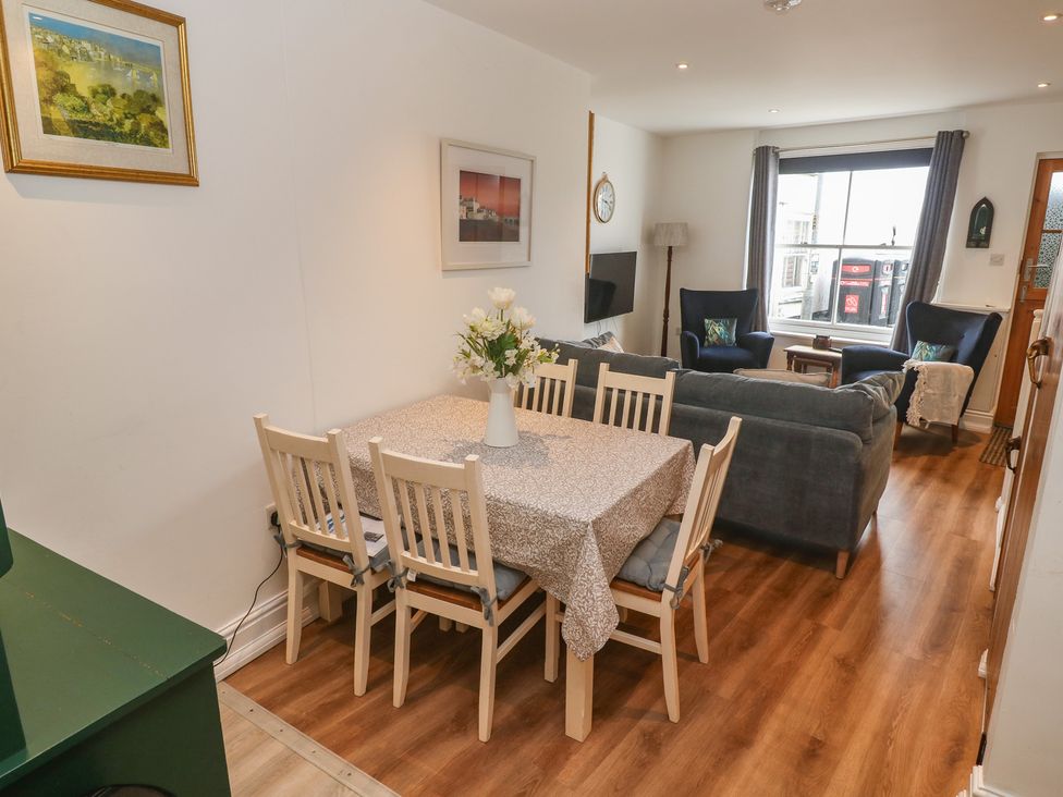 A dining room with a table and chairs at Pelican Cottage St Ives