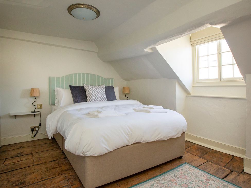 A bedroom with a bed and bedside lamps at Apartment 2, 86 Dyer Street Cirencester