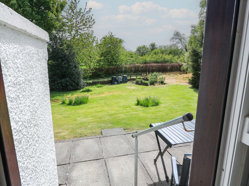 A garden with grass and outdoor furniture at Sundale Strathaven