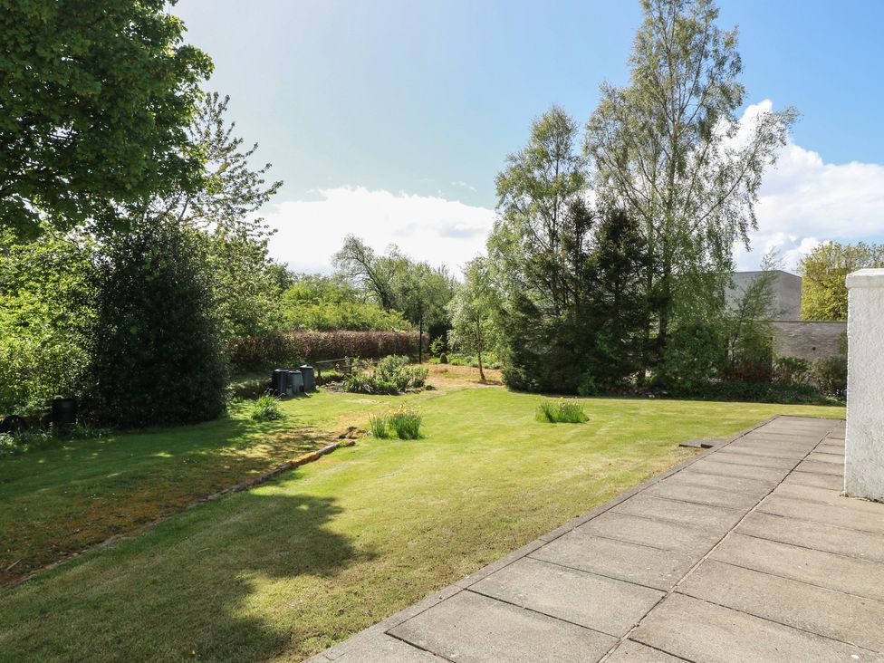 A garden with trees and grass at Sundale in Strathaven