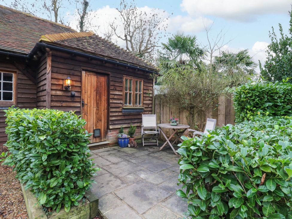 An outdoor seating area with table and chairs at The Hayloft in Charing