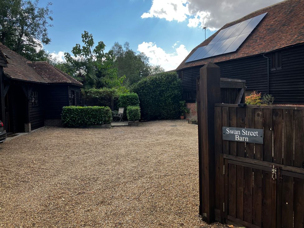 An outdoor area with a gate and barn at Swan Street Barn in Charing
