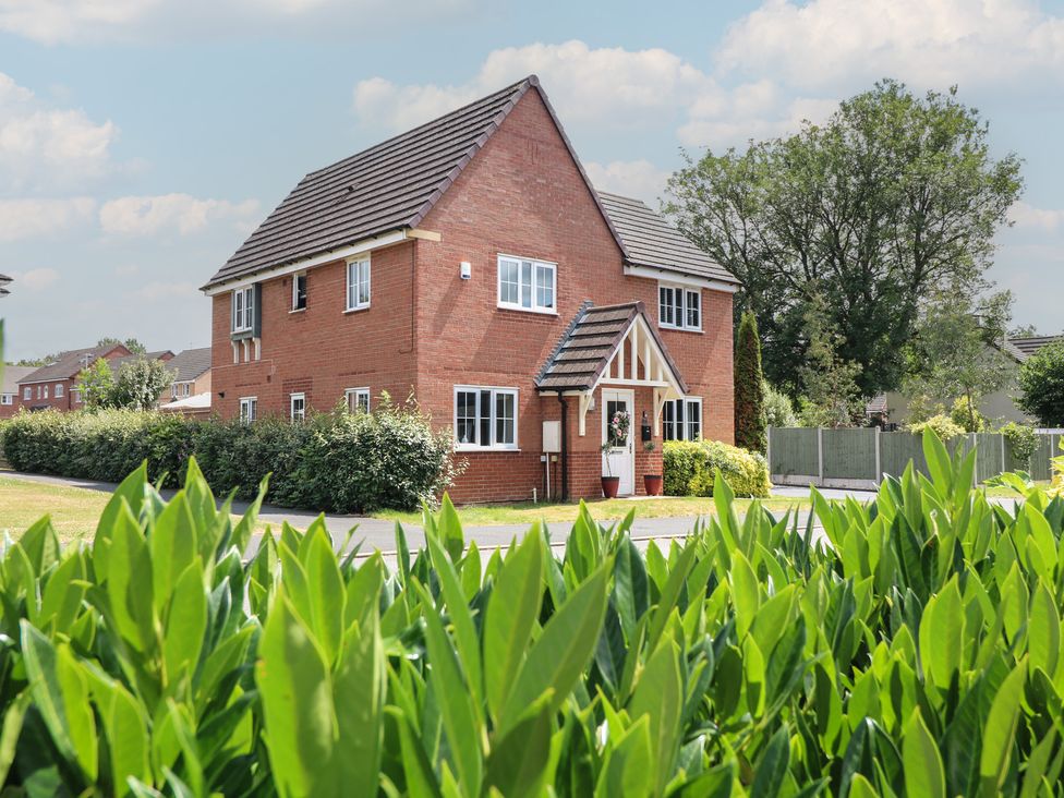 A house with windows and a front garden at 7 Yarnfield Parkway