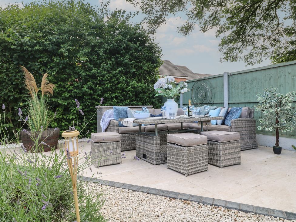 A garden with outdoor seating and a coffee table at 7 Yarnfield Parkway