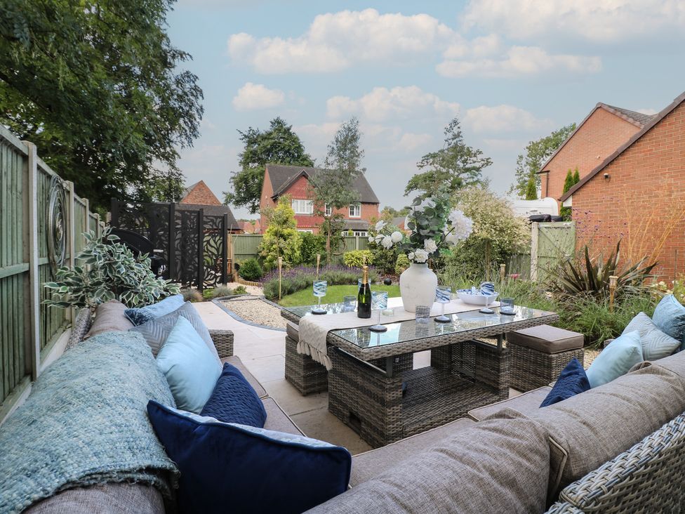 A garden with a seating area and table at 7 Yarnfield Parkway 