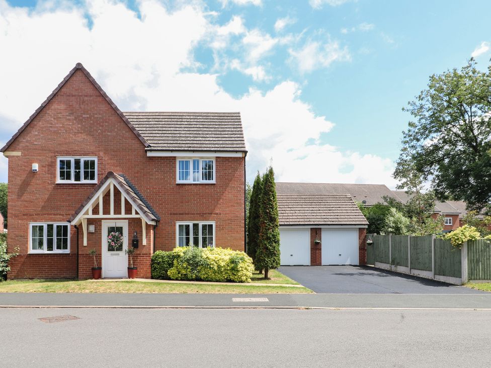 A house with a garage and driveway at 7 Yarnfield Parkway