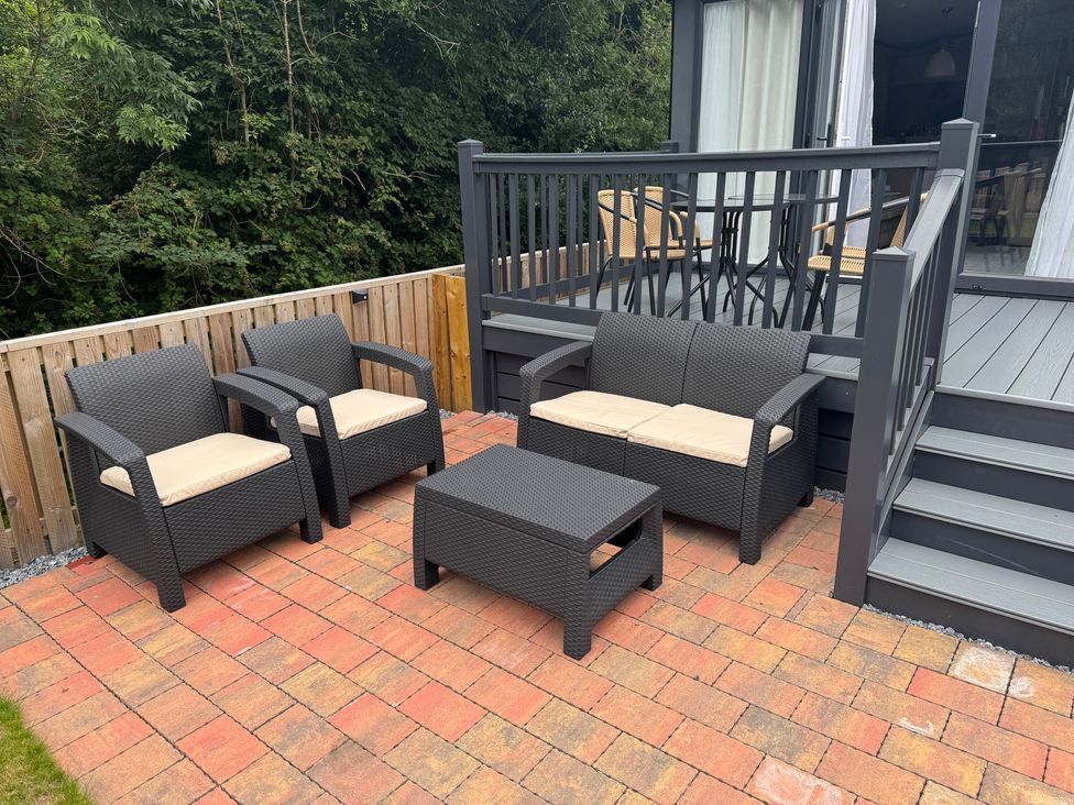 An outdoor seating area with chairs and a table at Lime Tree Lodge