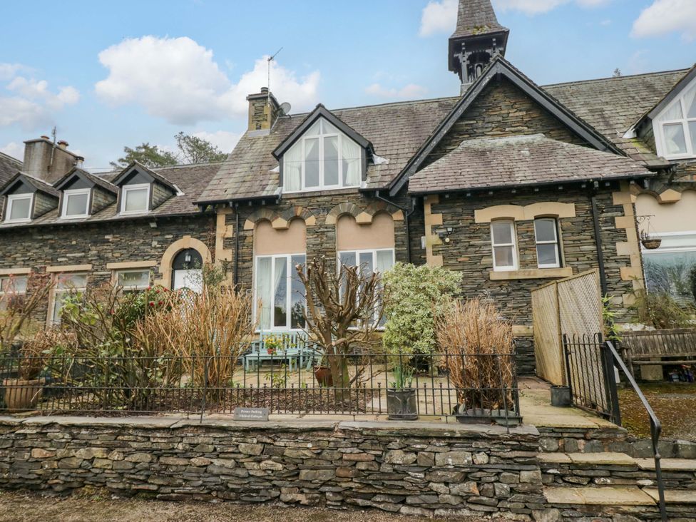 A house with a garden area at School Cottage in Troutbeck Bridge near Windermere