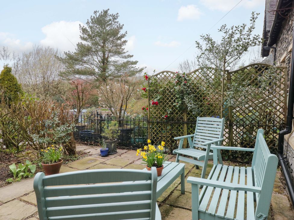 A garden with seating and plants at School Cottage in Troutbeck Bridge near Windermere