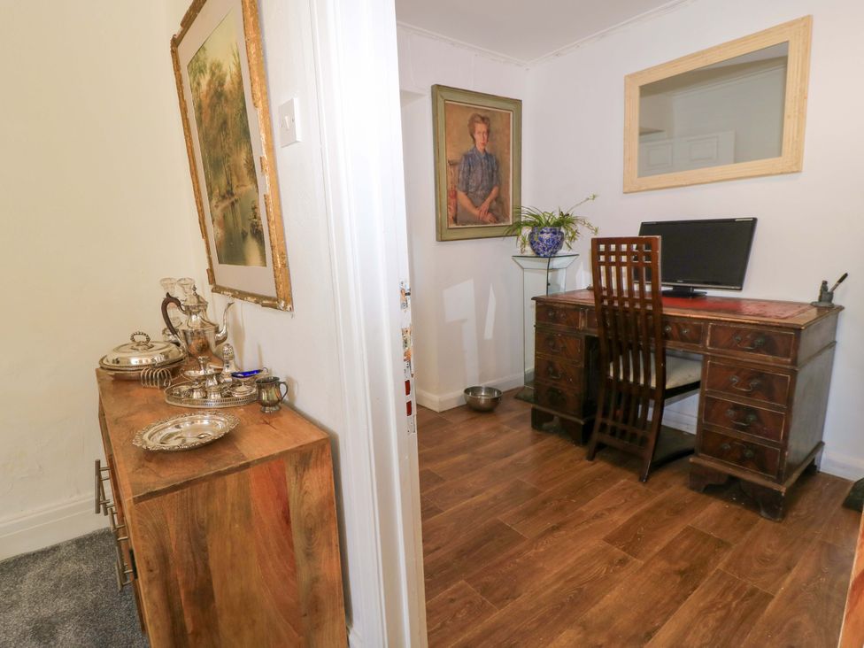 An office with a desk and computer at The White House in Piddletrenthide