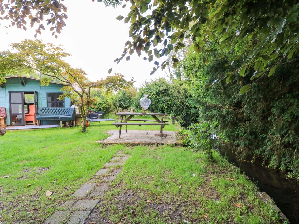 A garden with a picnic table and shed at The White House in Piddletrenthide