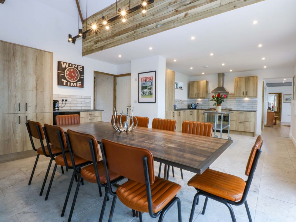 A dining room with a table and chairs at Gowan Brae Criccieth