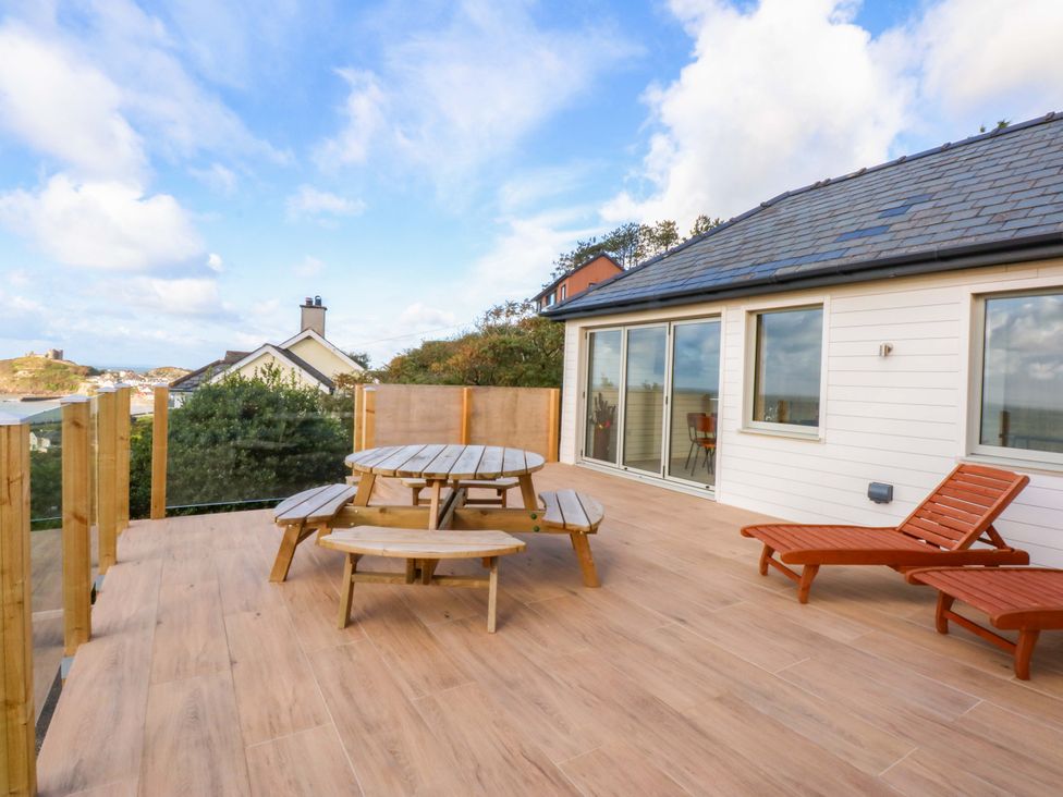 An outdoor space with a table and chairs at Gowan Brae in Criccieth