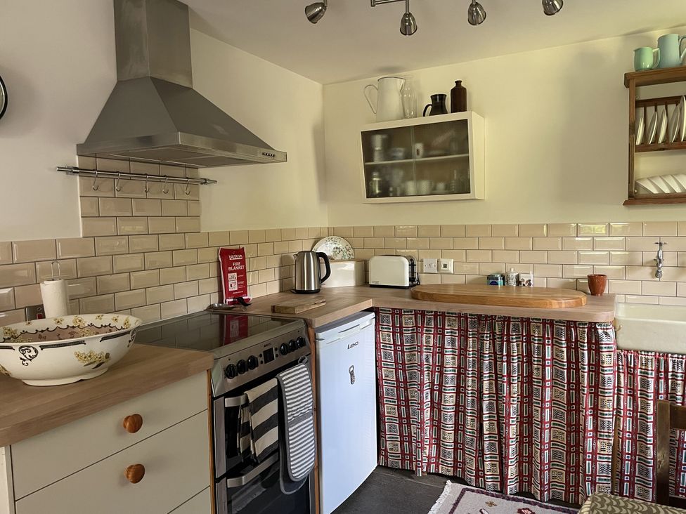 A kitchen with appliances and countertops at The Shed in Alveston near Tiddington
