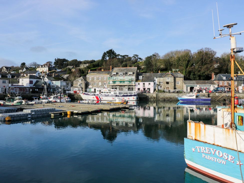 A harbor with boats and buildings at Cozy Retreat in Tregolds