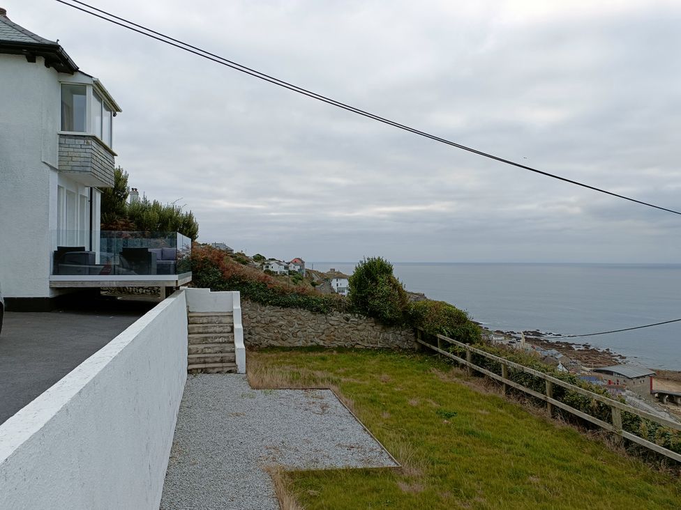 A garden with a view of the sea at Ocean Edge in Sennen Cove