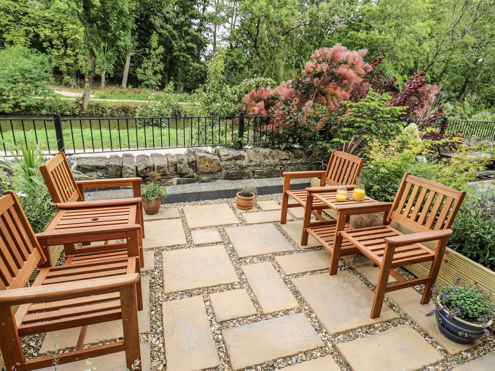 A garden with patio furniture at Apartment 5 in Skipton