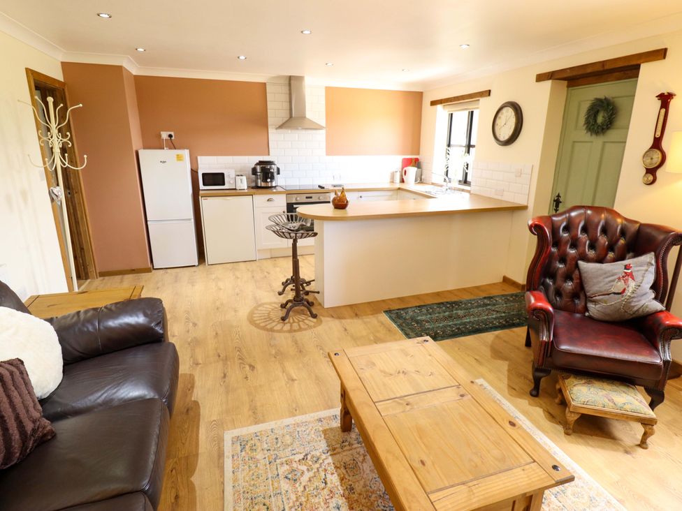 A kitchen with appliances and furniture at The Paw Barn in Scrane End near Boston