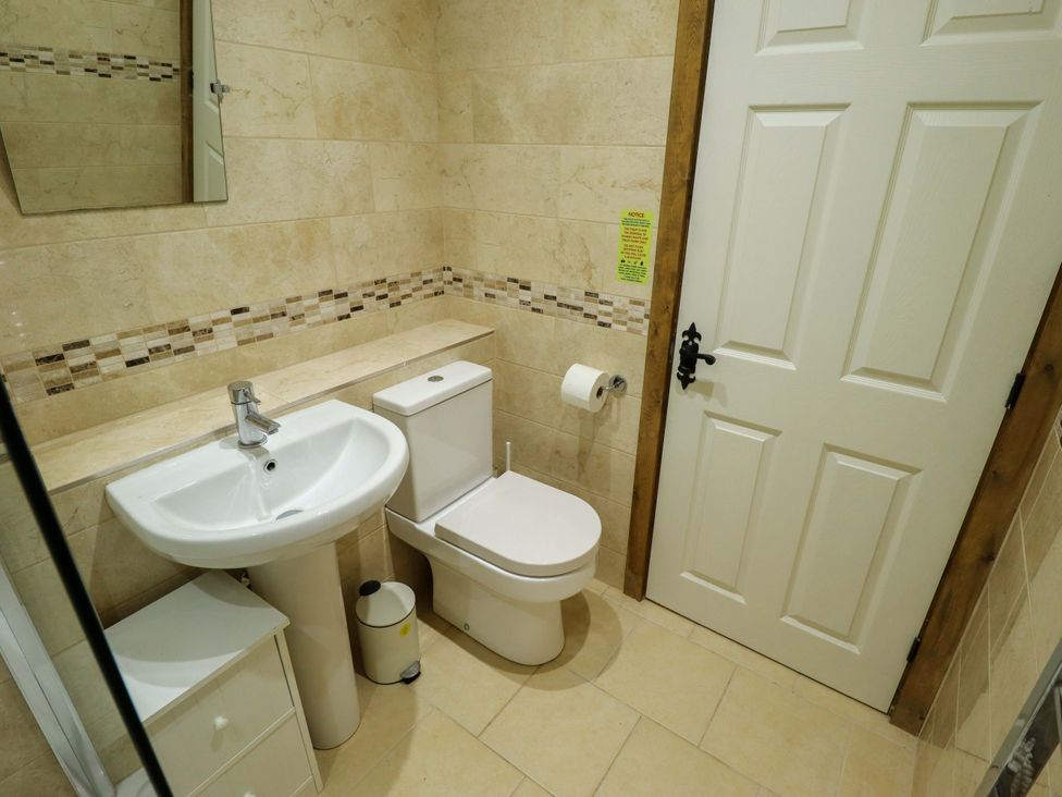A bathroom with sink and toilet at The Paw Barn in Scrane End near Boston