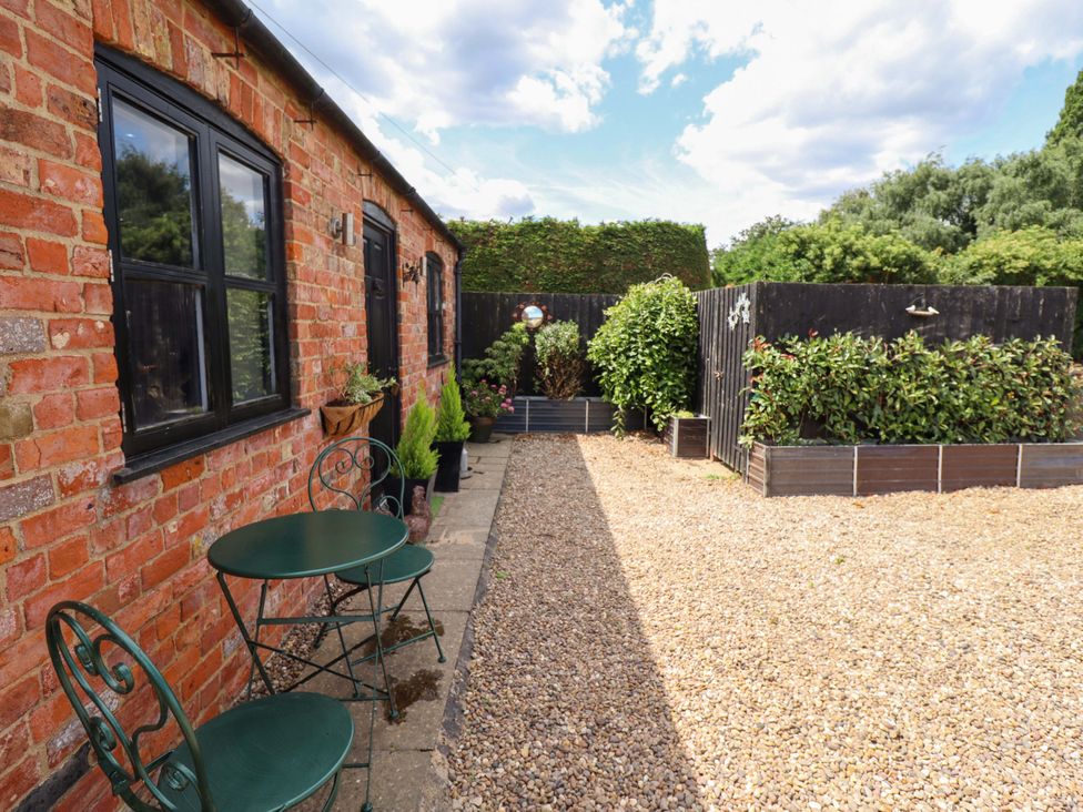 A patio area with a table and chairs at The Paw Barn in Scrane End near Boston