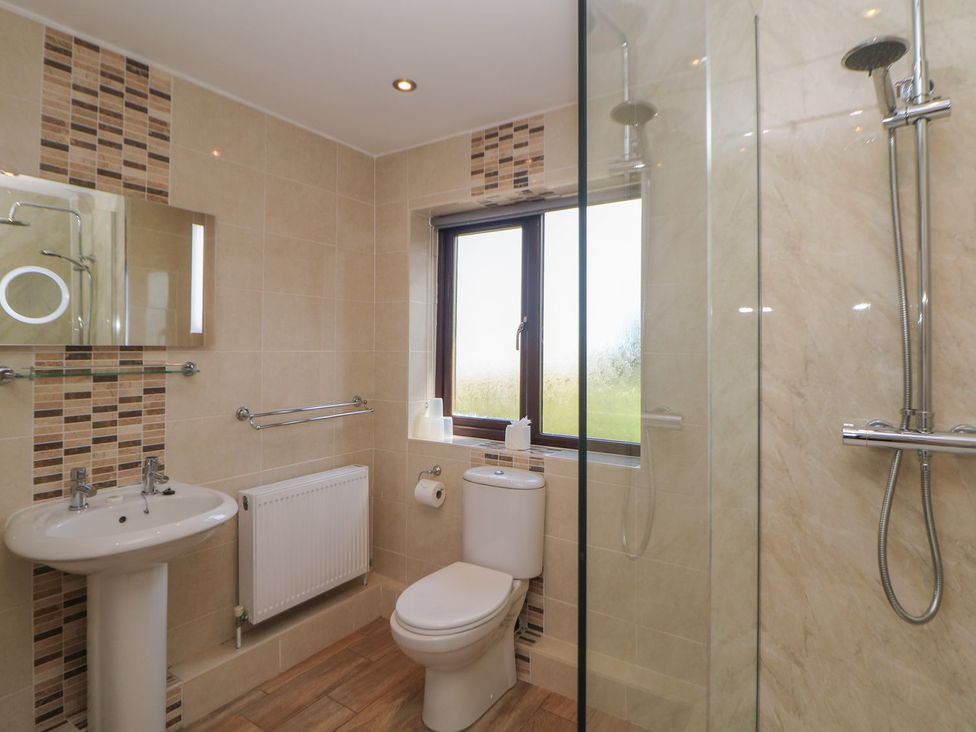 A bathroom with a sink, shower, and toilet at The Lodge in Wirksworth
