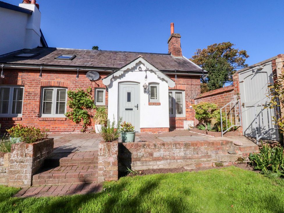 A cottage with a garden and steps at Cottage in 