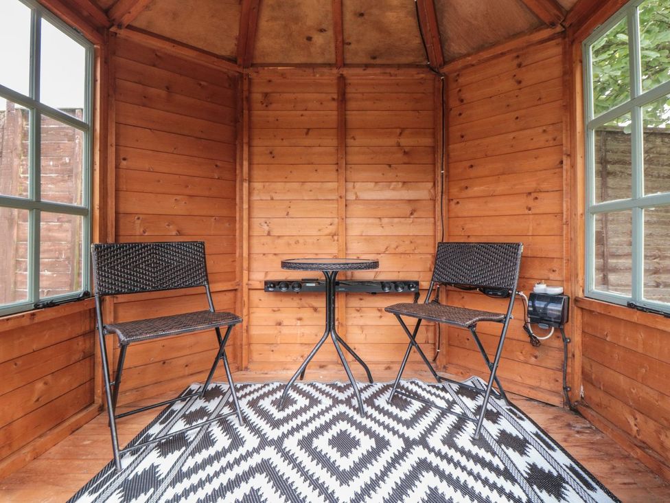 A snug with seating and a table at Midsummer Cottage in Malton