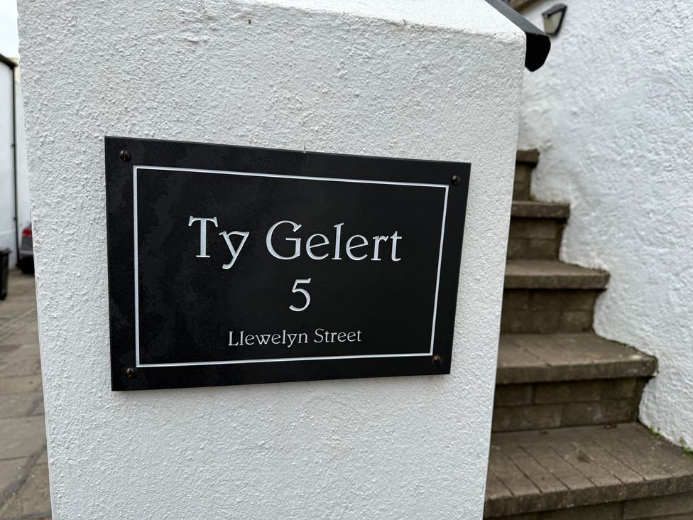 A house sign at Ty Gelert on Llewelyn Street in Conwy