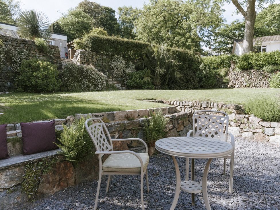 A garden with a table and chairs at Tamarisk Cottage St. Agnes