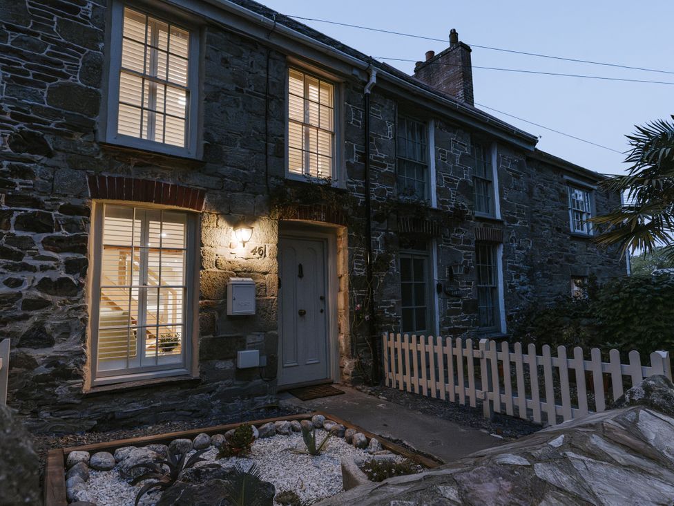 A house with a garden and lights at Bluck's cottage in St. Agnes