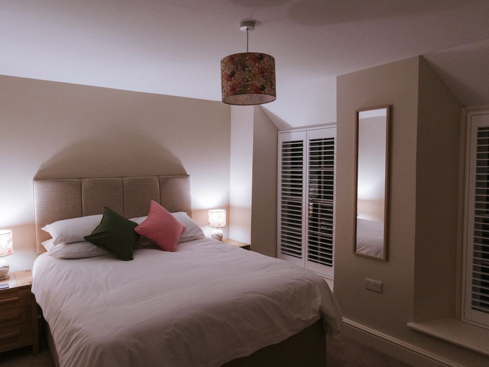 A bedroom with a bed and lamps at Bluck's cottage in St. Agnes