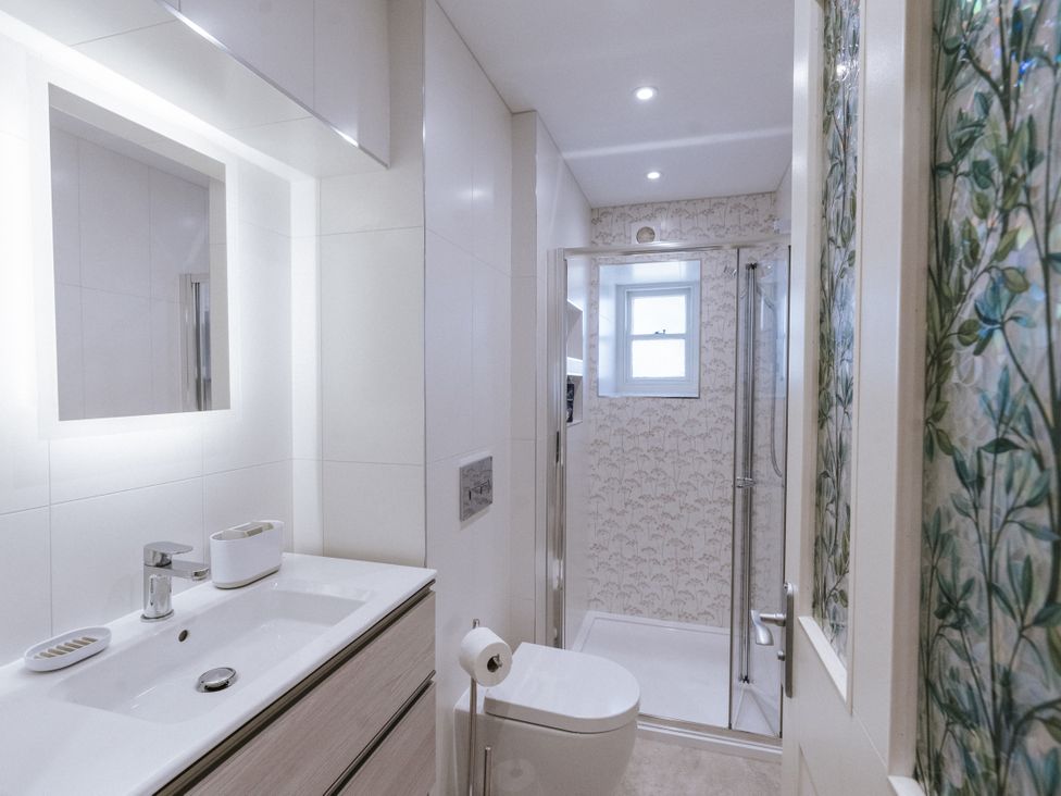 A bathroom with a shower, sink, and toilet at Bluck's cottage St. Agnes