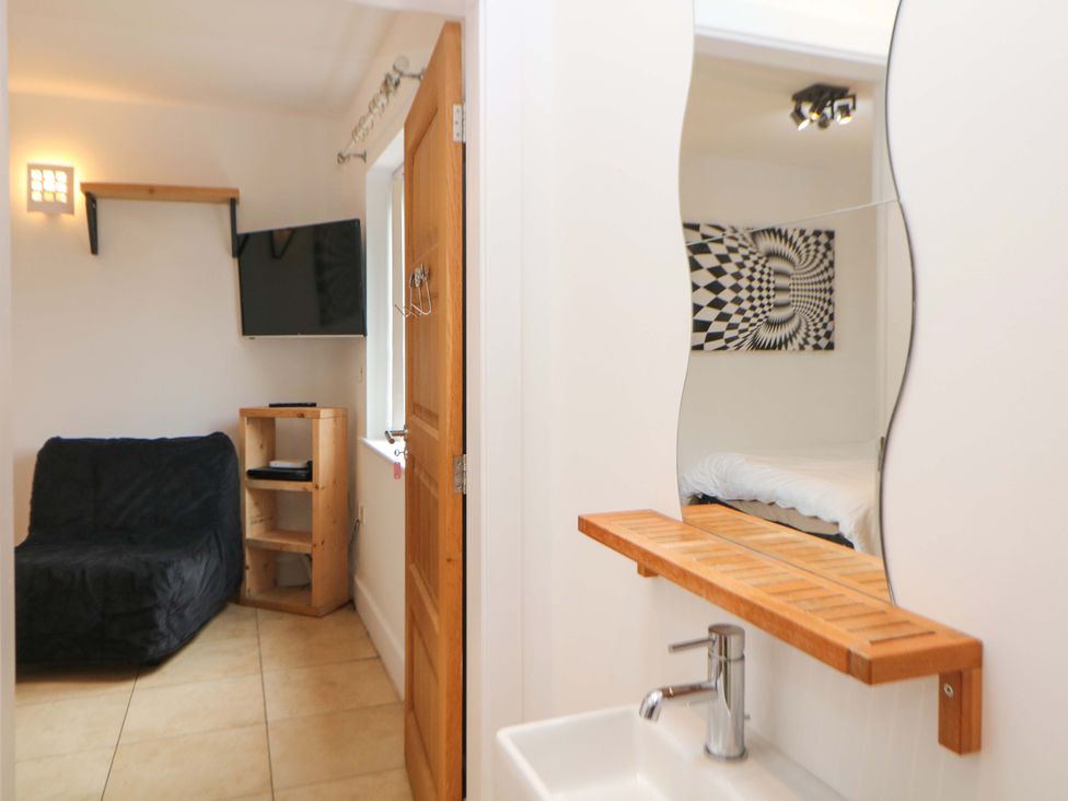 A living room with a television and a sink at Highgate house